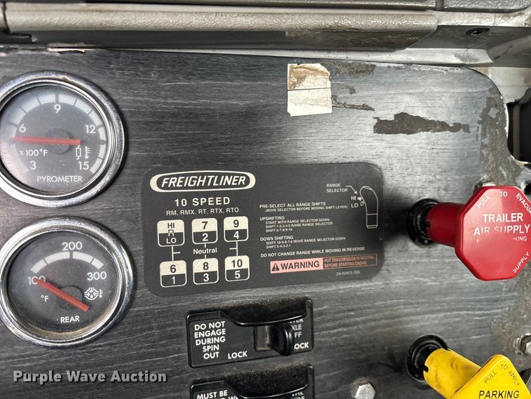 image for item EN5743 2007 Freightliner Columbia semi truck