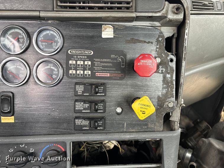 image for item EN5743 2007 Freightliner Columbia semi truck