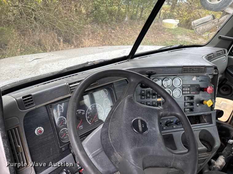 image for item EN5743 2007 Freightliner Columbia semi truck