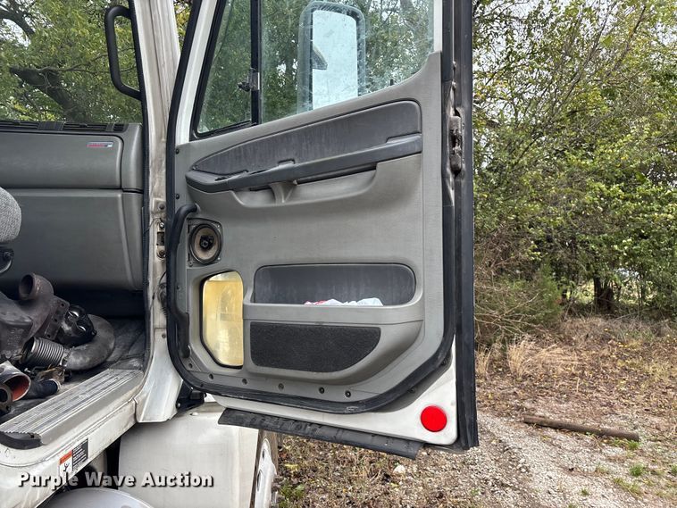 image for item EN5743 2007 Freightliner Columbia semi truck