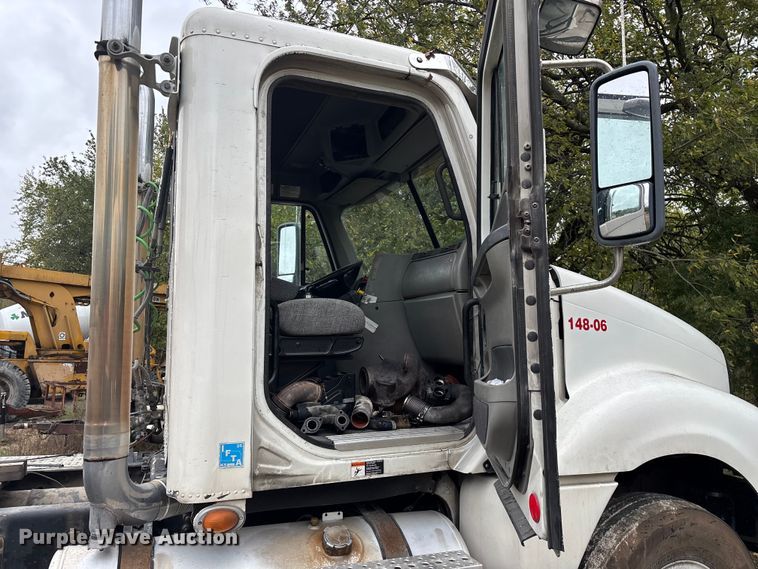 image for item EN5743 2007 Freightliner Columbia semi truck