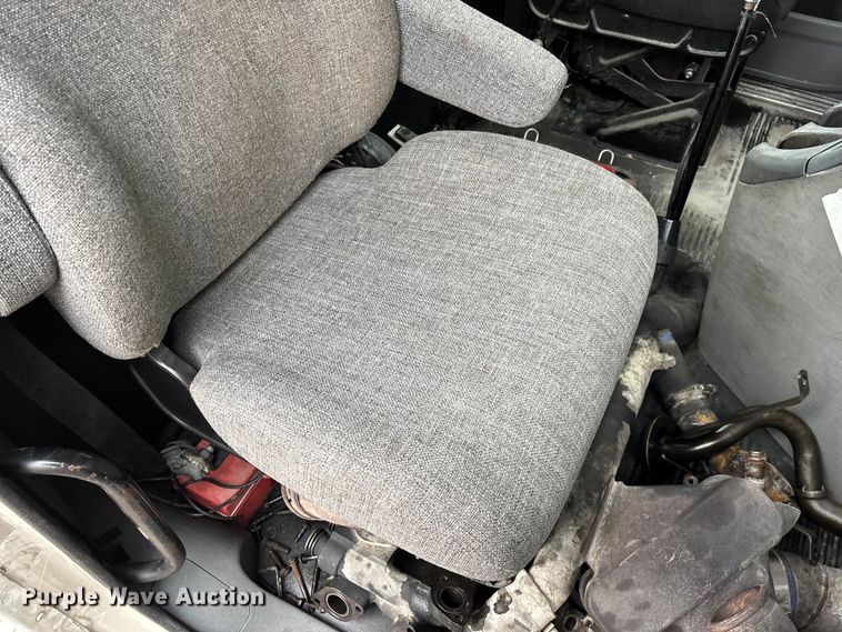 image for item EN5743 2007 Freightliner Columbia semi truck