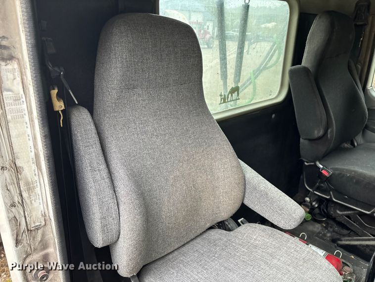 image for item EN5743 2007 Freightliner Columbia semi truck