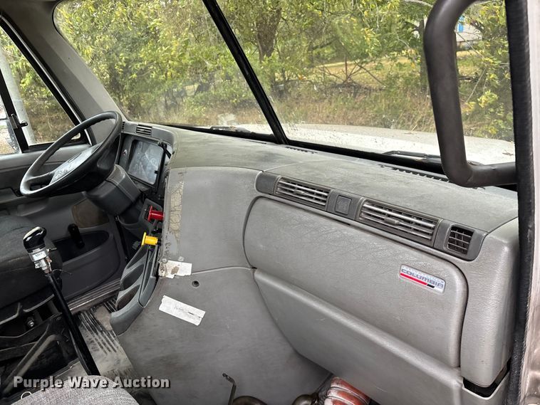 image for item EN5743 2007 Freightliner Columbia semi truck