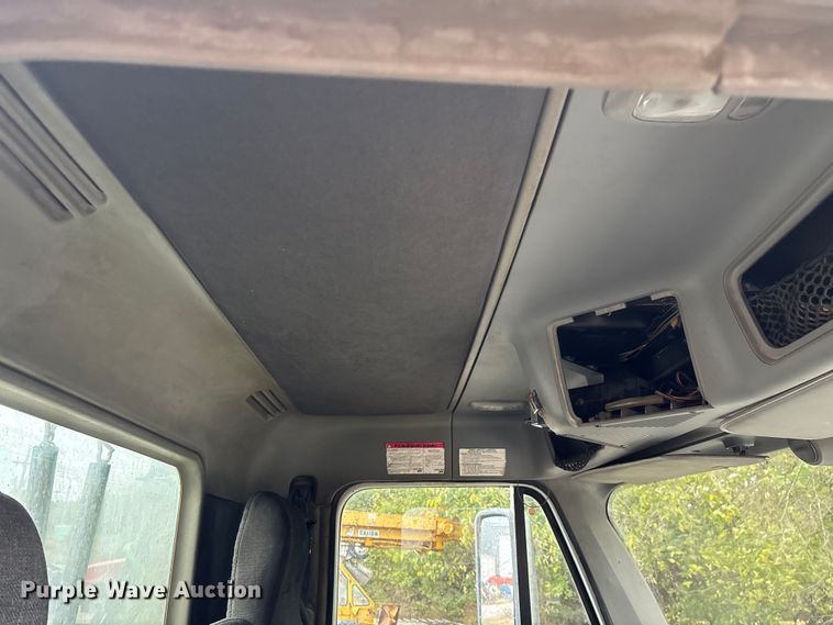 image for item EN5743 2007 Freightliner Columbia semi truck