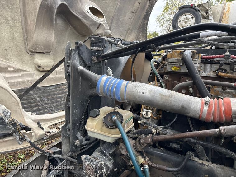 image for item EN5743 2007 Freightliner Columbia semi truck