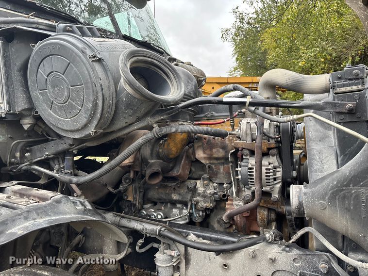 image for item EN5743 2007 Freightliner Columbia semi truck