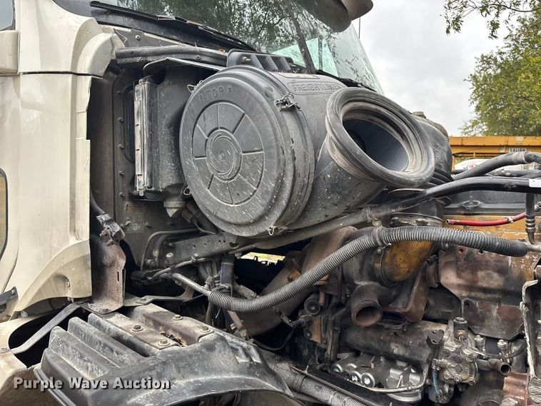 image for item EN5743 2007 Freightliner Columbia semi truck