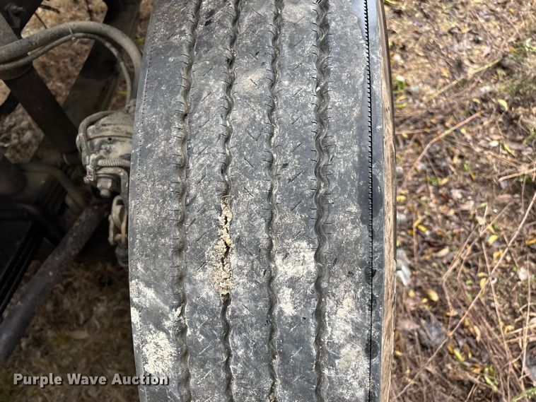 image for item EN5743 2007 Freightliner Columbia semi truck