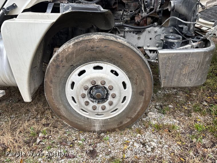 image for item EN5743 2007 Freightliner Columbia semi truck