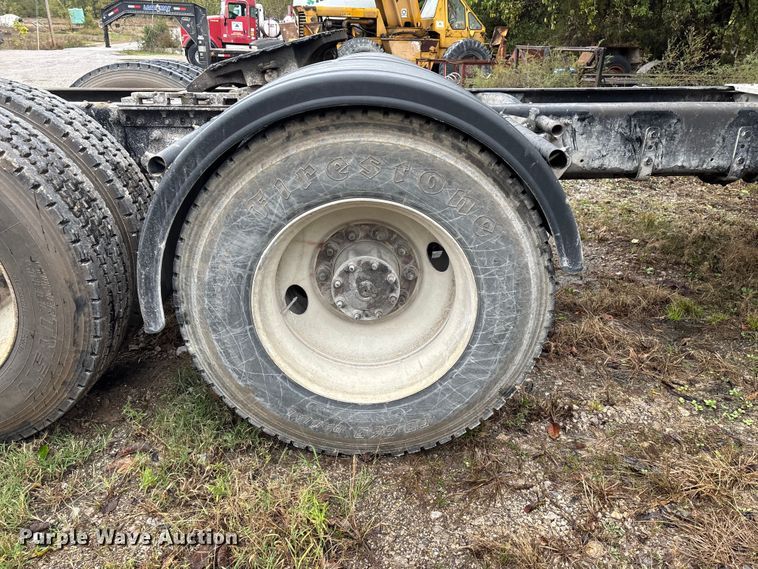 image for item EN5743 2007 Freightliner Columbia semi truck