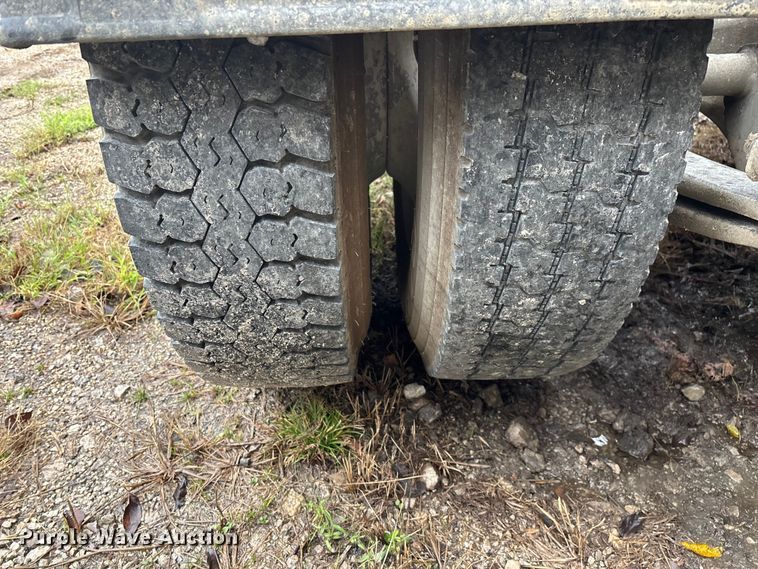 image for item EN5743 2007 Freightliner Columbia semi truck