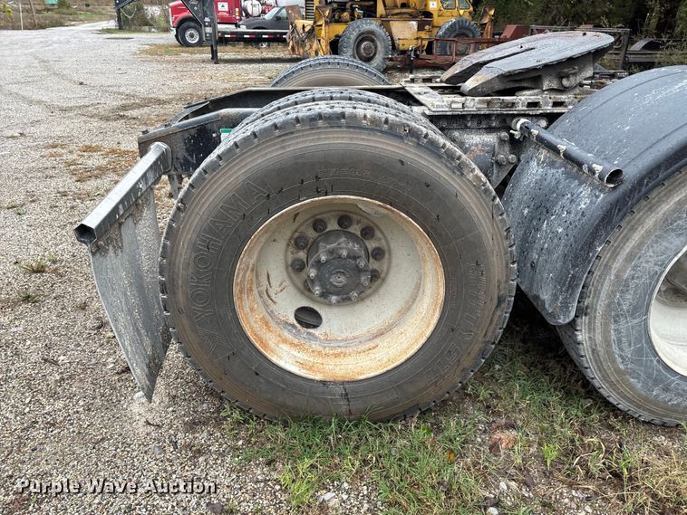 image for item EN5743 2007 Freightliner Columbia semi truck
