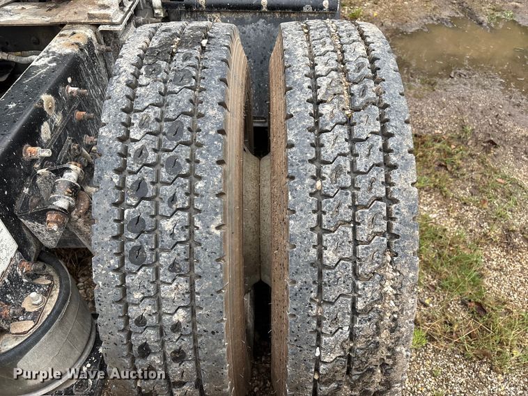 image for item EN5743 2007 Freightliner Columbia semi truck