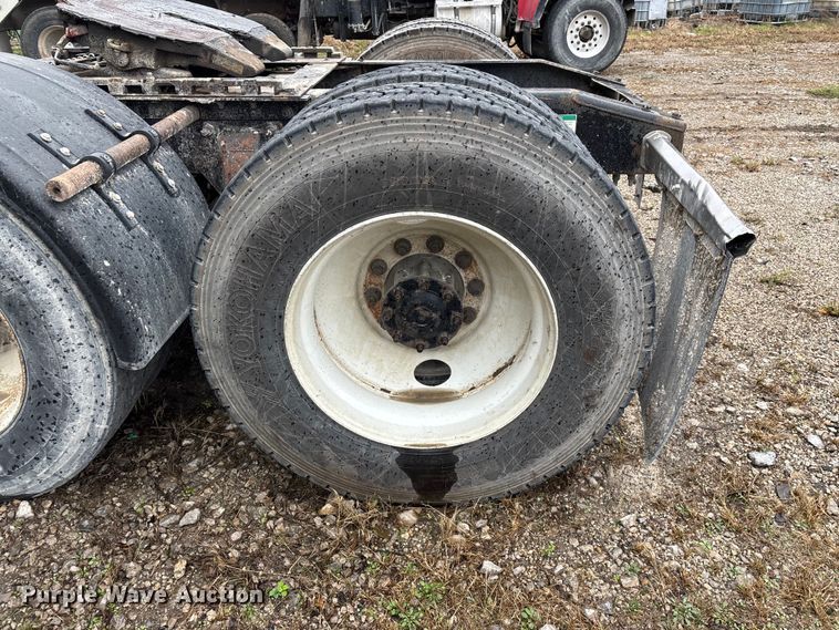 image for item EN5743 2007 Freightliner Columbia semi truck