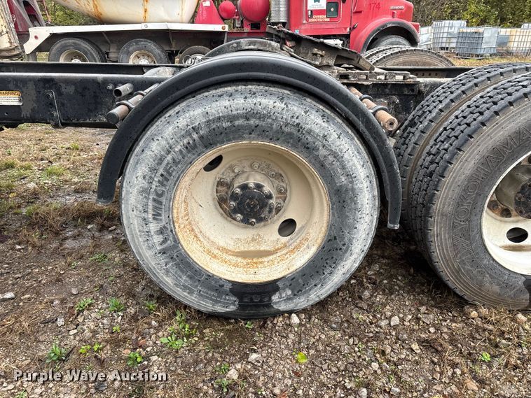 image for item EN5743 2007 Freightliner Columbia semi truck