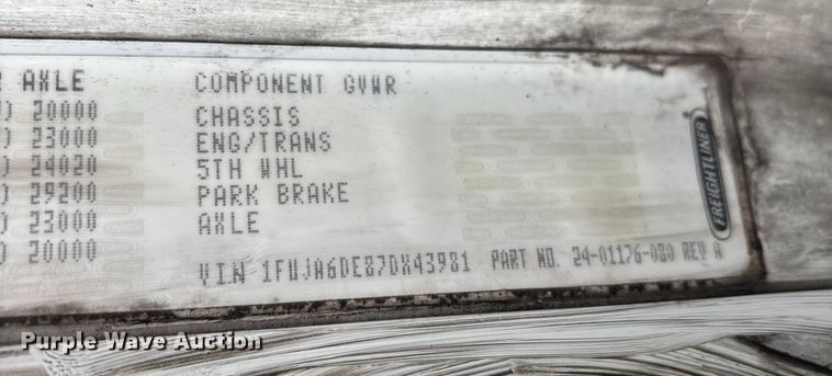 image for item EN5743 2007 Freightliner Columbia semi truck