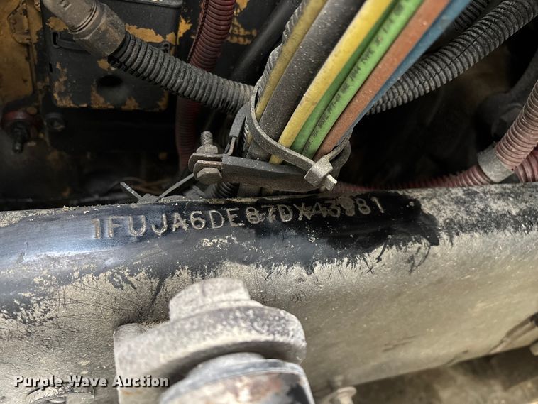 image for item EN5743 2007 Freightliner Columbia semi truck