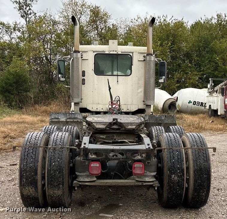 image for item EN5744 2007 Freightliner Columbia semi truck