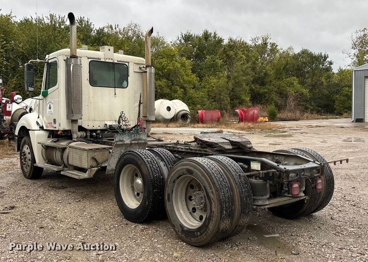 image for item EN5744 2007 Freightliner Columbia semi truck