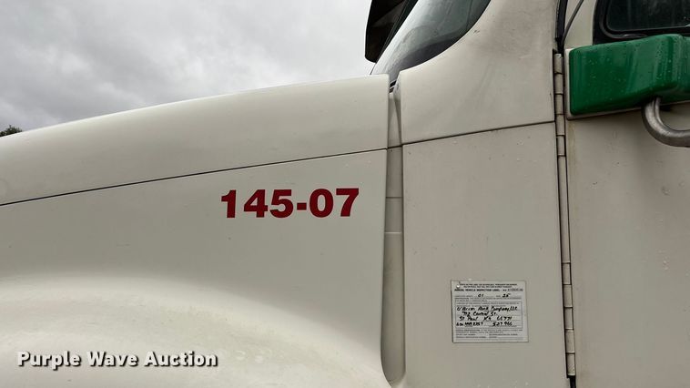 image for item EN5744 2007 Freightliner Columbia semi truck