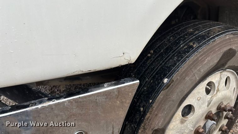 image for item EN5744 2007 Freightliner Columbia semi truck