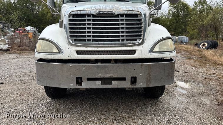 image for item EN5744 2007 Freightliner Columbia semi truck