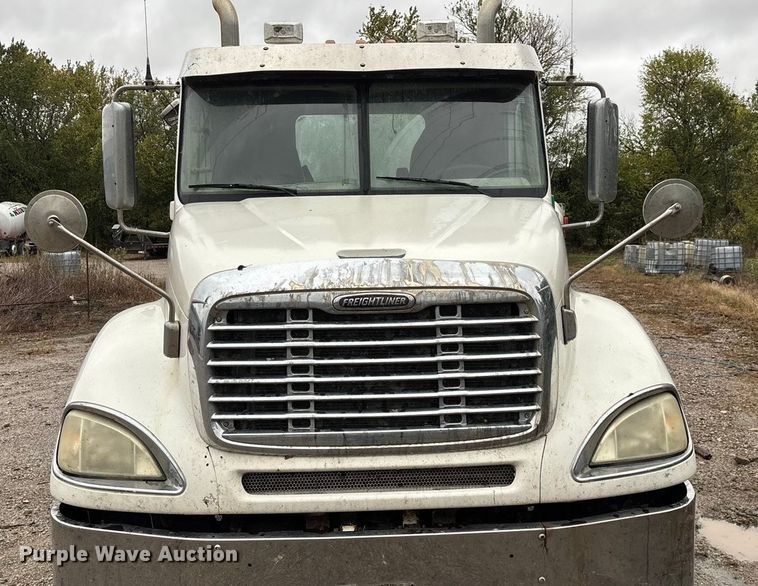 image for item EN5744 2007 Freightliner Columbia semi truck