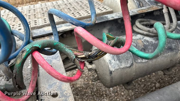 image for item EN5744 2007 Freightliner Columbia semi truck