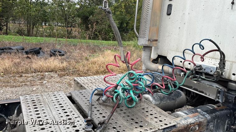 image for item EN5744 2007 Freightliner Columbia semi truck