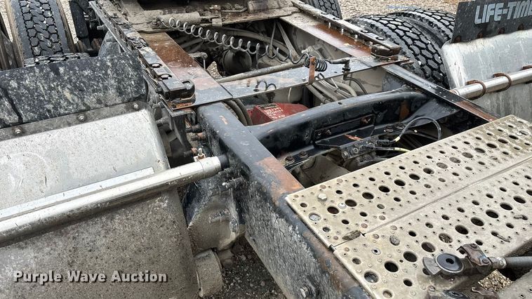 image for item EN5744 2007 Freightliner Columbia semi truck