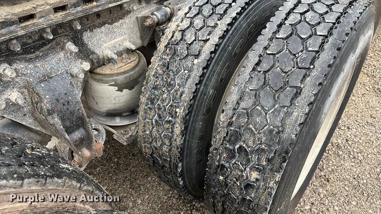 image for item EN5744 2007 Freightliner Columbia semi truck