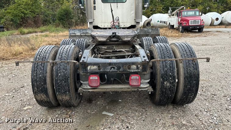 image for item EN5744 2007 Freightliner Columbia semi truck