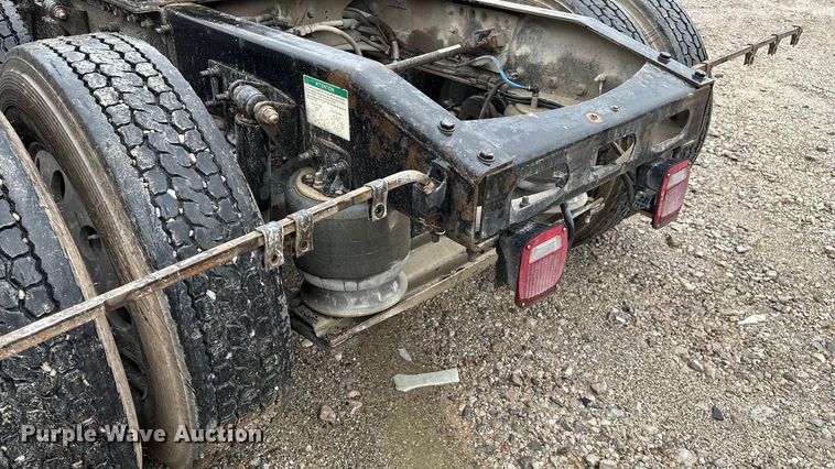 image for item EN5744 2007 Freightliner Columbia semi truck