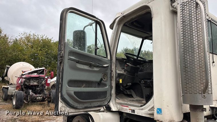 image for item EN5744 2007 Freightliner Columbia semi truck