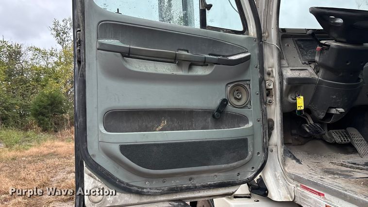 image for item EN5744 2007 Freightliner Columbia semi truck