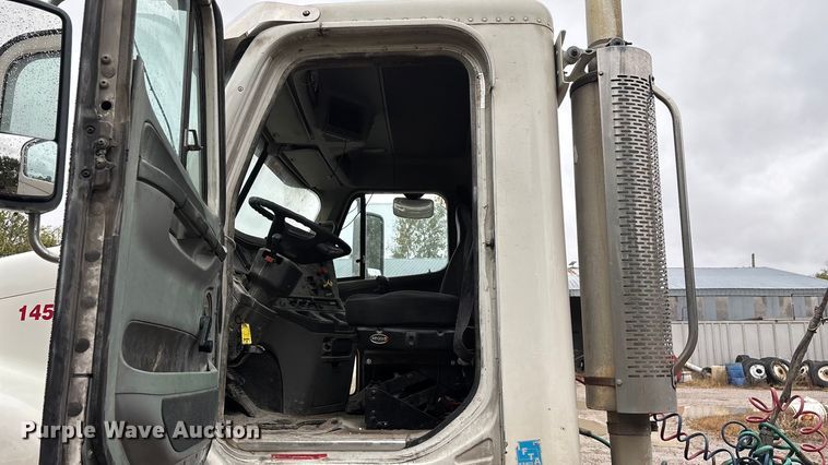 image for item EN5744 2007 Freightliner Columbia semi truck