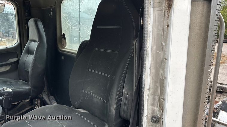 image for item EN5744 2007 Freightliner Columbia semi truck