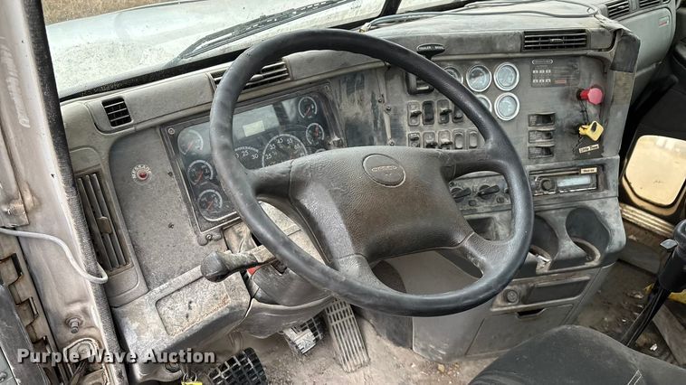 image for item EN5744 2007 Freightliner Columbia semi truck