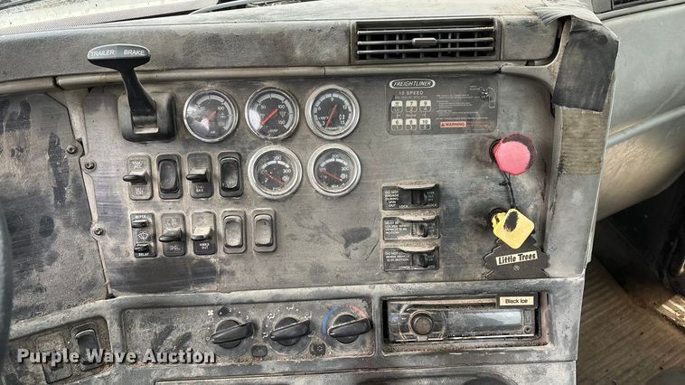 image for item EN5744 2007 Freightliner Columbia semi truck