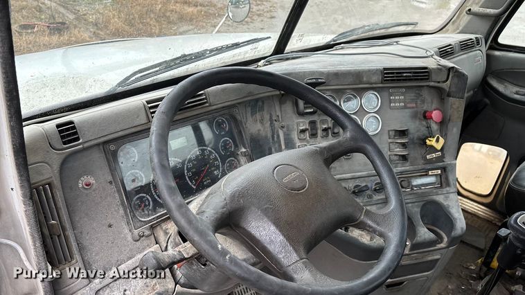 image for item EN5744 2007 Freightliner Columbia semi truck