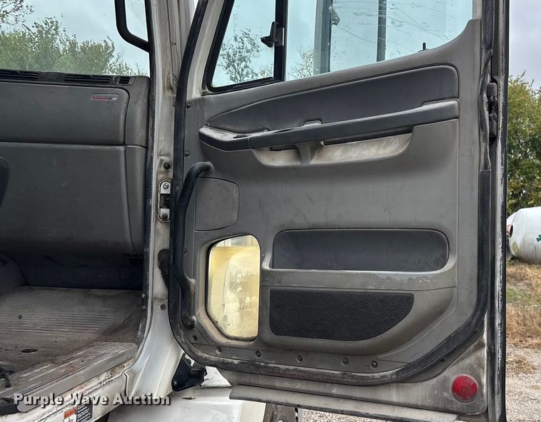 image for item EN5744 2007 Freightliner Columbia semi truck