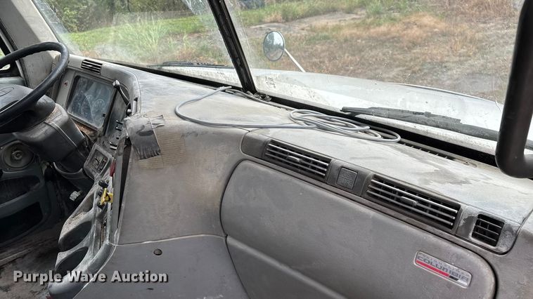 image for item EN5744 2007 Freightliner Columbia semi truck