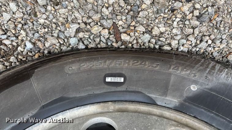 image for item EN5744 2007 Freightliner Columbia semi truck