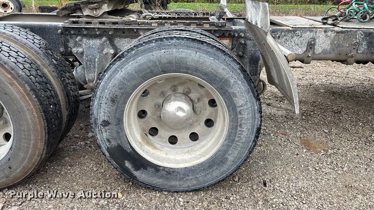 image for item EN5744 2007 Freightliner Columbia semi truck