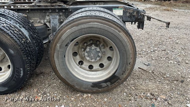 image for item EN5744 2007 Freightliner Columbia semi truck