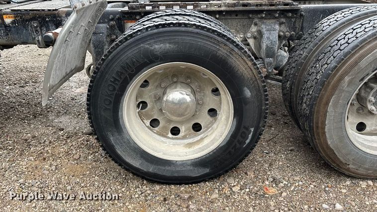 image for item EN5744 2007 Freightliner Columbia semi truck