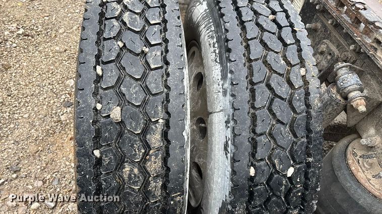 image for item EN5744 2007 Freightliner Columbia semi truck