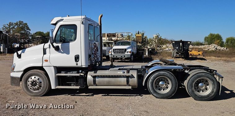 image for item EO4720 2017 Freightliner Cascadia semi truck