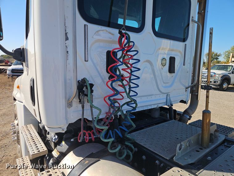 image for item EO4720 2017 Freightliner Cascadia semi truck